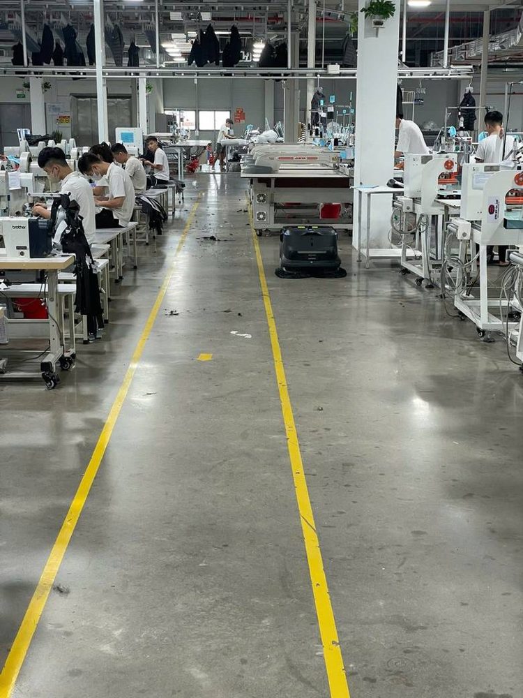 Robot làm sạch lối đi chính giữa khu chuyền may