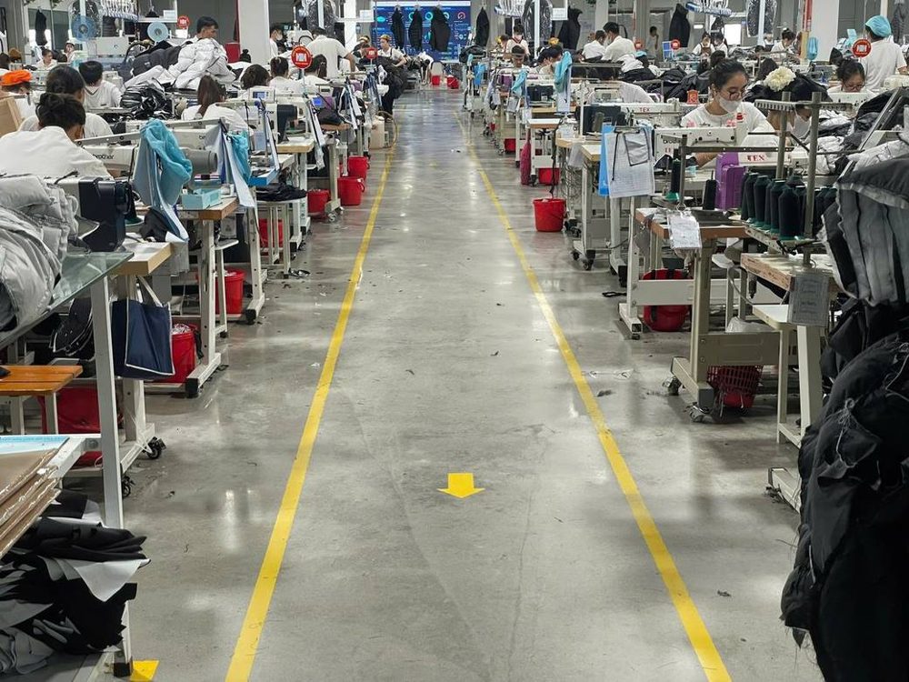 Lối đi giữa hai chuyền trước khi robot chạy