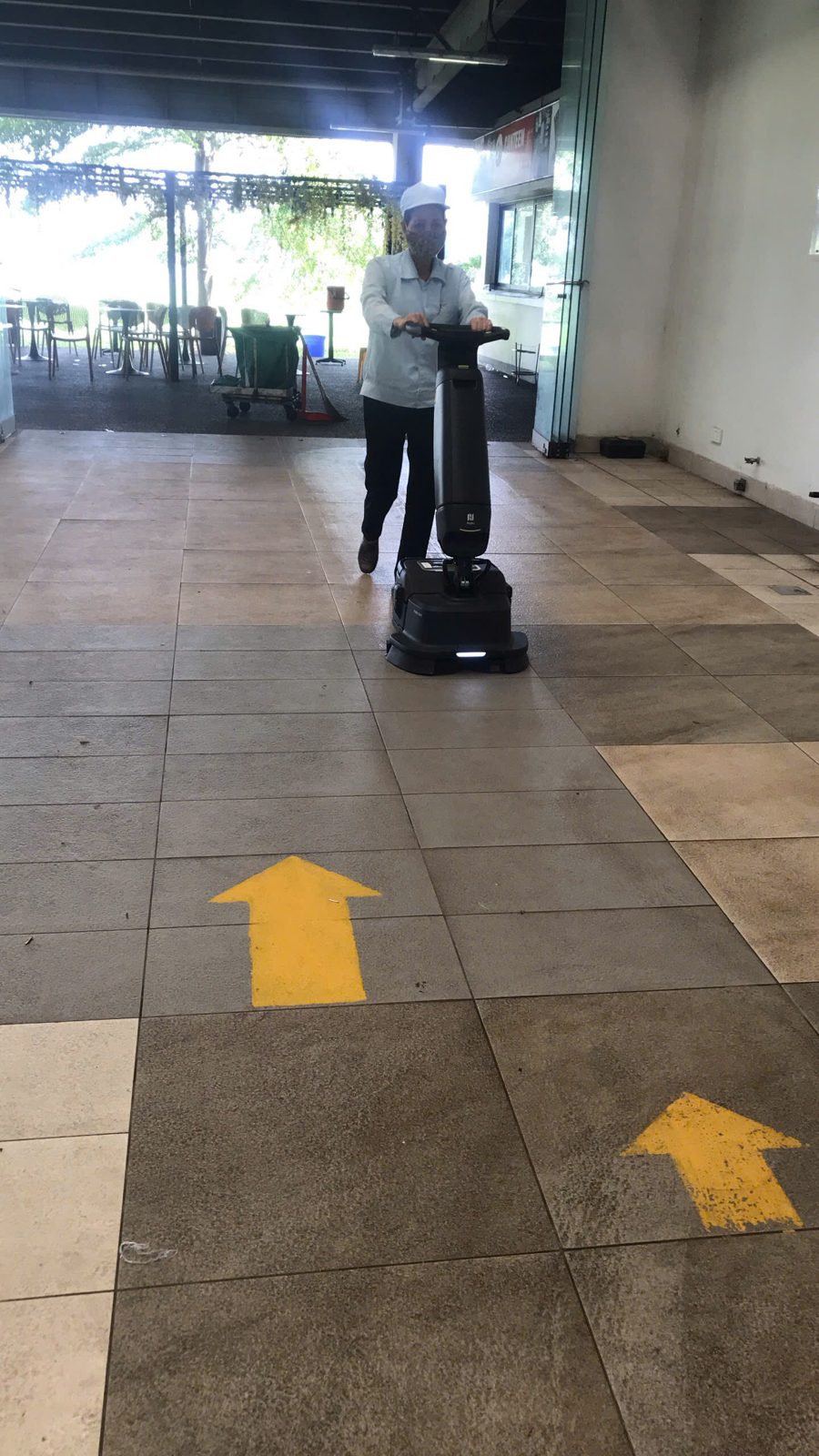 Nhân viên nhà ăn đẩy SH1 ở lối vào canteen