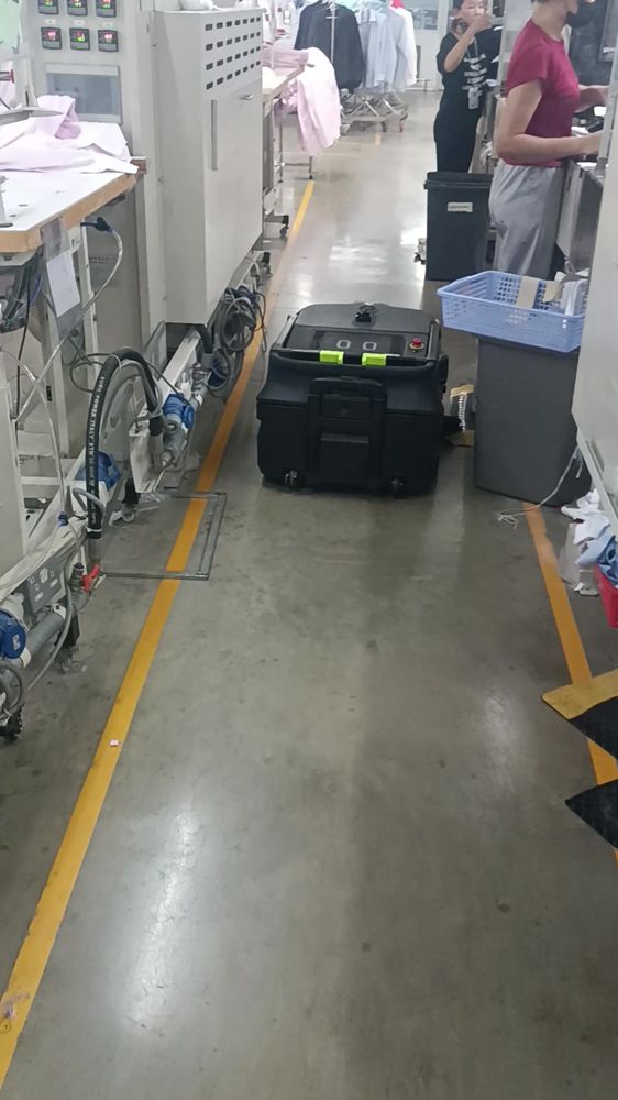 Thùng rác và giỏ nhựa đặt trong lối đi